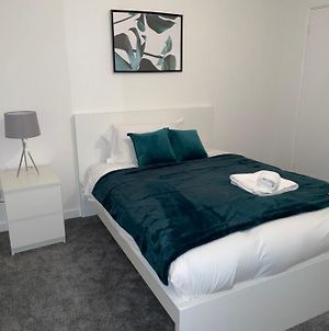 Cannock, Modern 2 Bed House, Perfect For Contractors, Business Travellers, Short Stays, Driveway For 2 Vehicles, Close To M6, M54/I54, A5.A38. Mcarthur Glen Designer Outlet photos Exterior