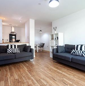 A Stylish, 3 Bedroom Apartment In Media City With Access To Cinema Room & Gym photos Exterior