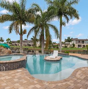 Stunning Waterfront Villa In Cape Coral With Lagoon Style Pool Spa And Boat Lift photos Exterior