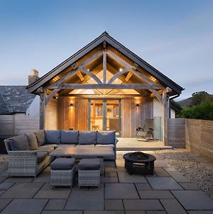 Oak Framed Detached House With Wood Fired Hot Tub photos Exterior
