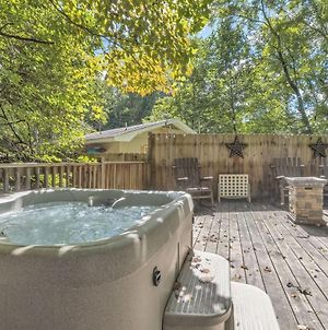 Cozy Cabin Between Gatlinburg & Pigeon Forge With Hot Tub Cabin photos Exterior