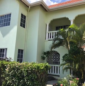 Beautiful 2-Bed Apartment In Sunny Jamaica photos Exterior