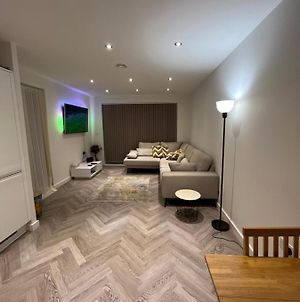 New And Modern Fully Furnished 3 Bedroom Serviced Apartment In North West London photos Exterior