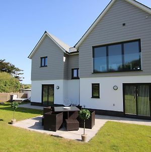 Super Stylish 45 Bed Holiday Home With Large Garden, Pet Friendly And With Hot Tub, Easy Walk To Croyde Beach & Village - Sharlands 11 photos Exterior