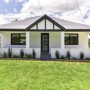Stylish 3-Bed Bungalow In Prime Location photos Exterior