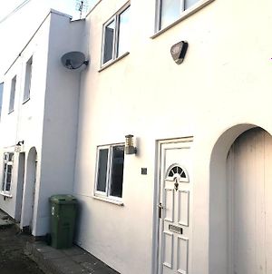 Newly Refurbished Beautiful House In Town Centre photos Exterior