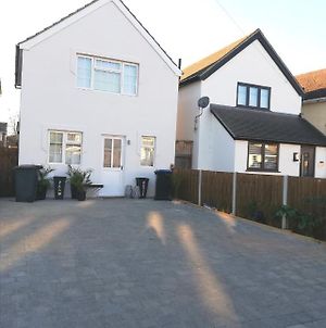 Newly Renovated Detached House Weybridge Garden Free Parking Wifi Netflix Train Station London Amenities Nature Work Contractors Family Holiday photos Exterior