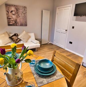 Modern & Spacious Apartment In The Heart Of The Historic Old Town Of Aberdeen, Free Parking, Free Wifi photos Exterior