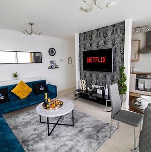 Central Mk - Executive Hub Apartment - 2 Bedroom 2 Bathroom - Free Parking & Smart Tv With Netflix By Yoko Property photos Exterior
