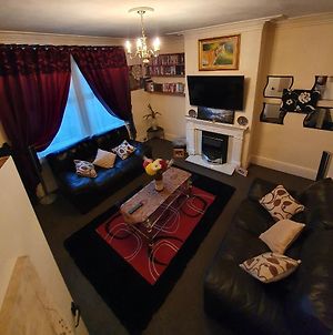 ** Lovely & Cosy Well Equipped 3 Bedroom House Perfect For Work/Leisure + Free Parking & Wifi ** photos Exterior