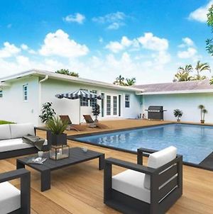 Luxurious Villa With Pool photos Exterior