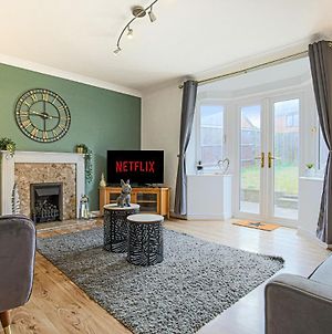 Detached House With Free Parking, Garden And Smart Tv With Netflix By Yoko Property photos Exterior