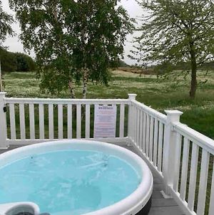 Lovely 3-Bed Caravan With Hot Tub In Lincolnshire photos Exterior