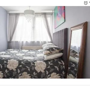 Small Double Bedroom For Females Only photos Exterior