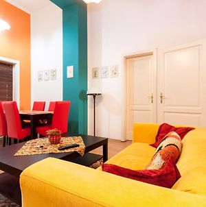 Vibrant 3 Bedroom Apartment In The Pulsing Heart Of Budapest photos Exterior