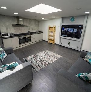 Brand New 1 Bedroom Studio Right By Qe & Uob Birmingham With Kitchen photos Exterior