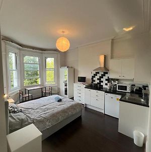 Private Studio Apt- Stunning Views Of Ealing Common Park. Moments From Station photos Exterior