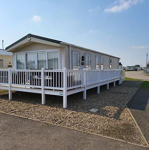 Remarkable 2-Bed Lodge In Clacton-On-Sea photos Exterior