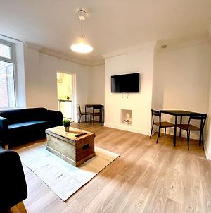 Huge Serviced Apartment With Free Parking photos Exterior