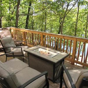 Lakefront, Canoe, Hottub, Wood Fireplace, Waterpark photos Exterior