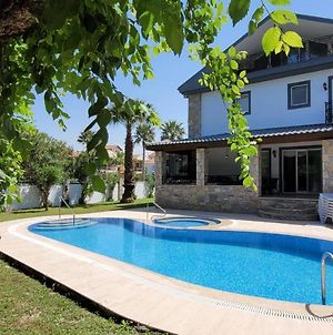 Immaculate 4-Bed Villa With Large Garden And Pool photos Exterior