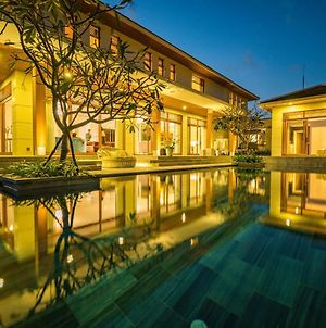 Large Luxury Villa photos Exterior