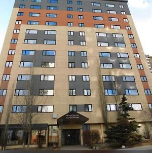 1 Week Min, Entire Condo! No Extra Fees, Studio Type, Pull Out Couch Comfortable Memory Foam Bed, City View Downtown, River Valley Condos Over Viewing The Legislature Bldg, Wifi, Cable Tv, Private Bathroom, Free Parking, Grocery Store photos Exterior