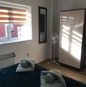 Moden 1-Bedroom Flat Perfect For Match / City Break photos Exterior