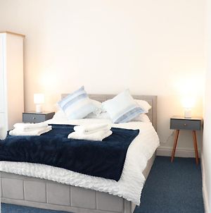 Spacious & Comfortable 3 Bedroom House - Free Wifi & Free Parking photos Exterior