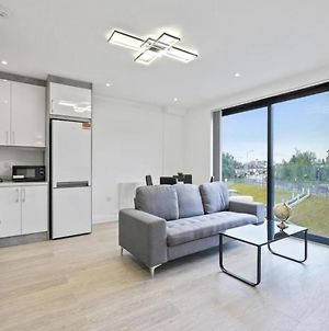 Modern, Stylish Two Bedroom Apartment In Slough photos Exterior