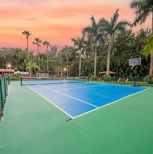 Huge Tennis Court Villa, Indoor Pool, Fire Pit, Amazing Backyard photos Exterior