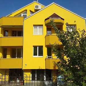Yellow House - Floor photos Exterior