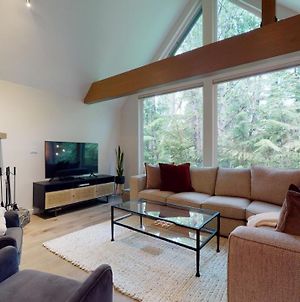 Spacious And Modern Vacation Home Ski In And Shuttle Out By Harmony Whistler photos Exterior