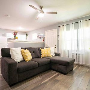 Comfortable Getaway: 1 Bedroom Full Apartment photos Exterior