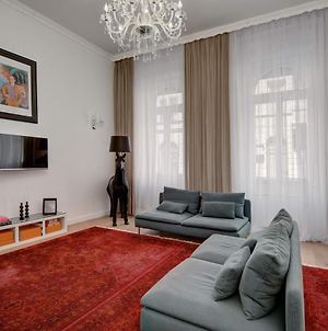 The Apartment Is Located In The City Center. photos Exterior