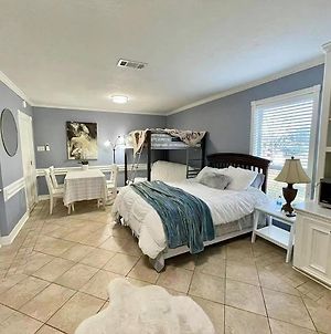Beautiful Traditional Home*Modern Updates*Guest Suite B photos Exterior