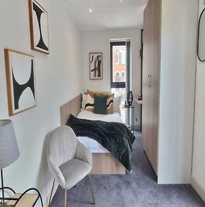 New & Modern Studio Apartment With Parking In Wolverhampton photos Exterior