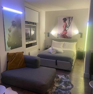New Luxury Cyberpunk 1Bed Studio Serviced Apartment Notting Hill London Free Wifi & Netflix Central Location Perfect For Solo & Coupled Guests photos Exterior