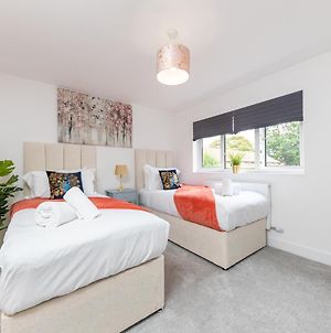 Contractors Accommodation 3Bed 2Bath House Garden Free Parking Wifi Stevenage Hertfordshire By White Orchid Property Relocation Serviced Apartment Sleeps 6 Guests photos Exterior