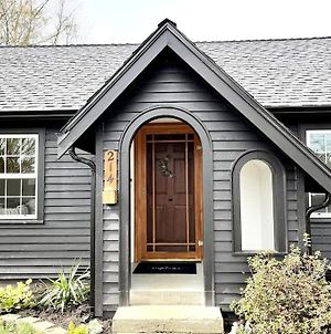 Modern 2 Bedroom Farmhouse Cottage With Hot Tub In Snohomish photos Exterior