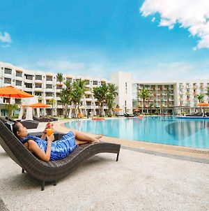 Harris Resort Batam Waterfront photos Exterior