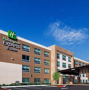 Holiday Inn Express And Suites Chanute, An Ihg Hotel photos Exterior
