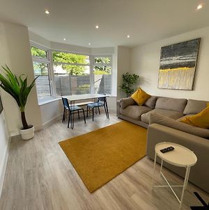 Brand New 2022 Beautiful & Stylish 2 Bedroom Apartment! - 5 Minute Walk To The Best Beach! - Great Location - Free Parking - Netflix - Fast Wifi - Smart Tv - Sleeps Up To 4! Close To Bournemouth & Poole Town Centre & Sandbanks photos Exterior