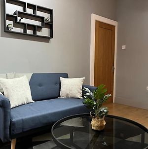 WARRINGTON CITY CENTRE 2 BEDROOM FLAT SLEEPS 3 FOR WORK AND LEISURE WITH PRIVATE PARKING & FREE WIFI BY AMAZING SPACES RELOCATIONS Ltd photos Exterior