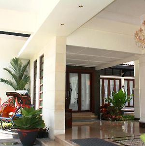 Colonial Hotel Makassar photos Exterior