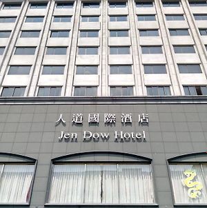Jen Dow International photos Exterior