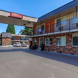 Econo Lodge Inn & Suites West Portland/Hillsboro photos Exterior
