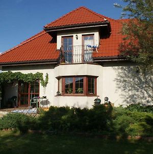 Comfortable House With Garden photos Exterior