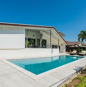 Beautiful Spacious Vacation Home With Pool photos Exterior