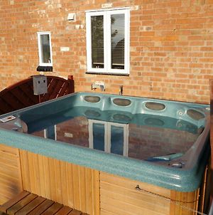 Juliet Cottage Hot Tub Sleeps 3 Singles Or Double photos Exterior